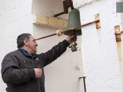 Arrivati sul tetto troviamo Vincenzo, l'addetto alla cura delle campane in bronzo, intento a sistemare i batacchi degli antichi manufatti
